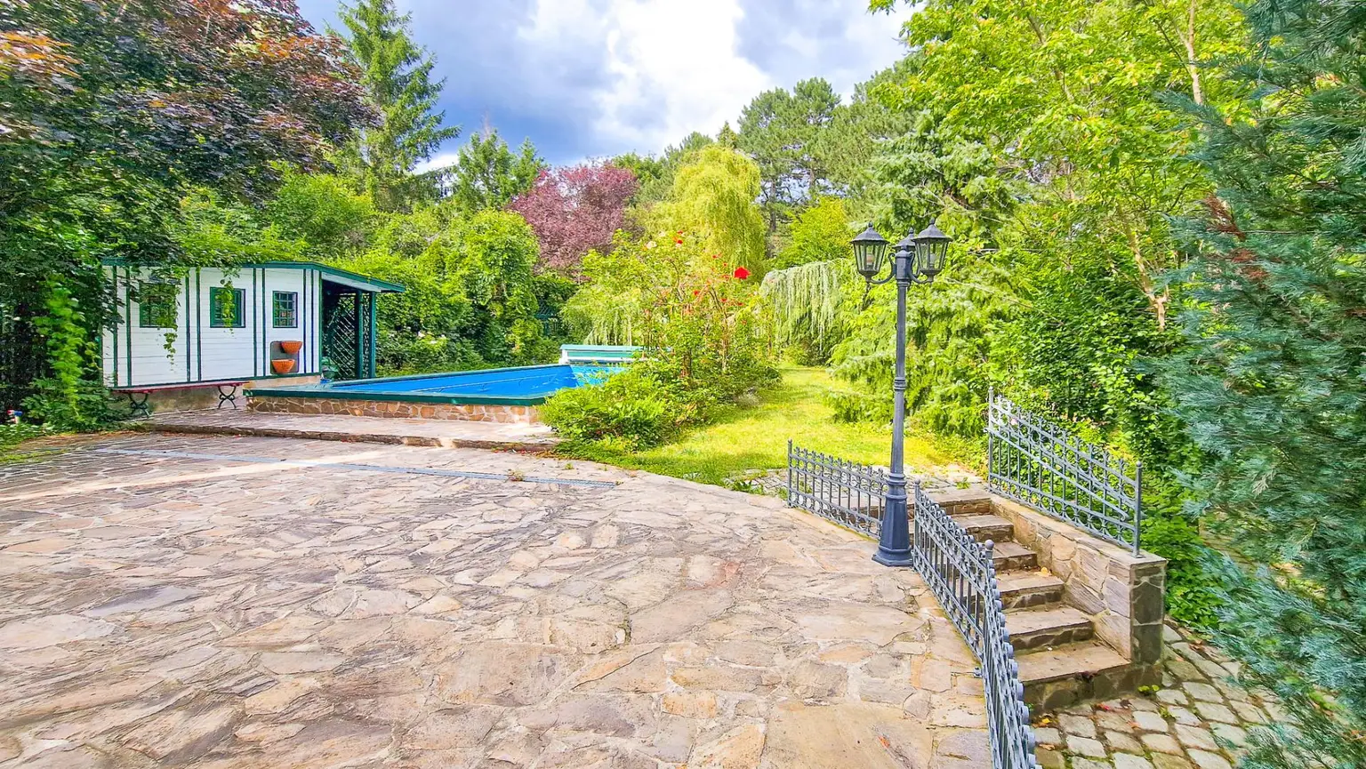 Grüne Oase in Prestige-Lage, Stilvilla mit ca. 1.600 m² Grund, Gästehaus, 2 Garagen und großem Pool