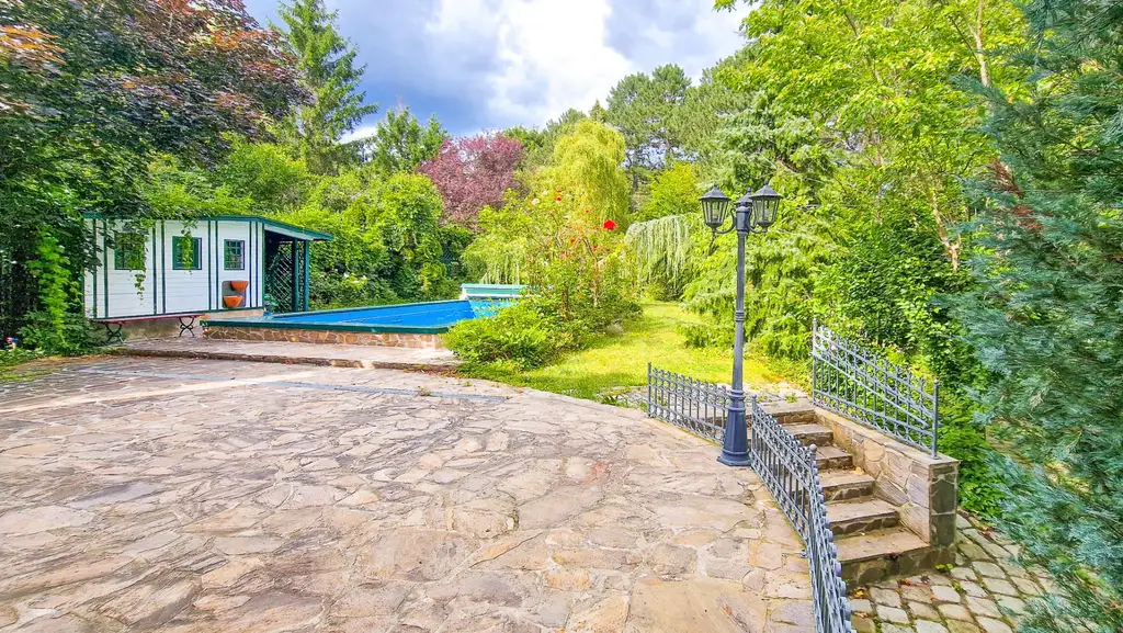 Grüne Oase in Prestige-Lage, Stilvilla mit ca. 1.600 m² Grund, Gästehaus, 2 Garagen und großem Pool