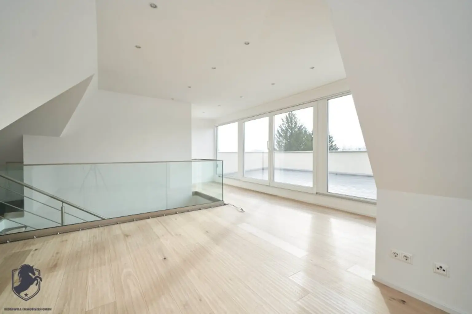 Außergewöhnliche Villa mit drei Wohneinheiten, Gewerbeeinheit & teilbarem Grundstück