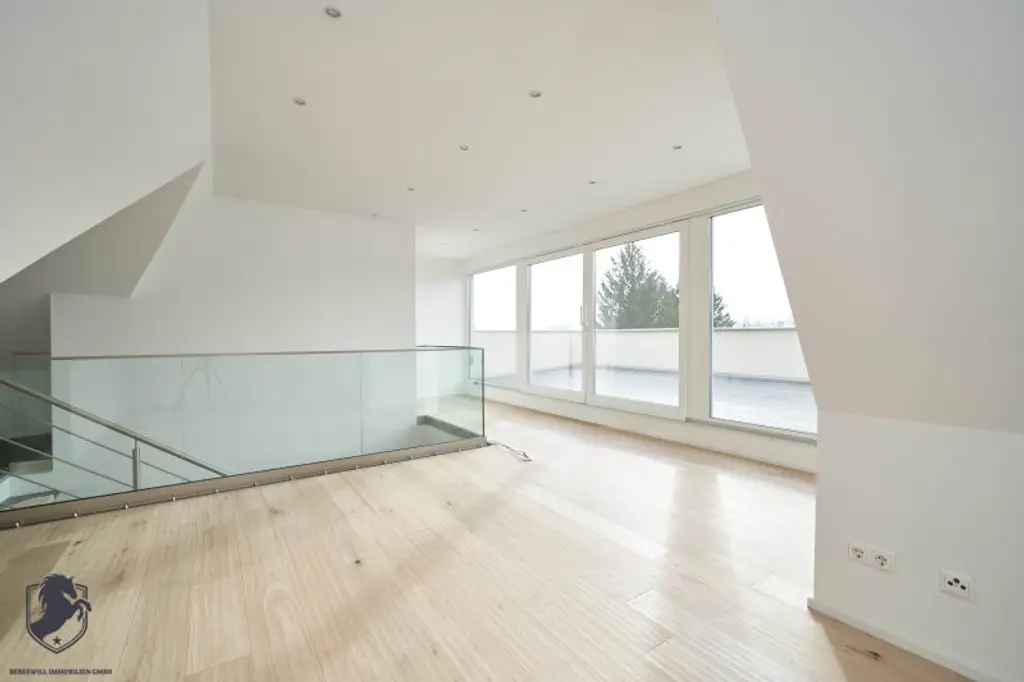 Außergewöhnliche Villa mit drei Wohneinheiten, Gewerbeeinheit & teilbarem Grundstück