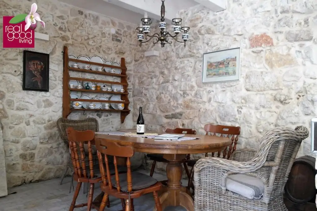 Respiro Mediterraneo Dinka – Authentische Steinvilla mit Kamin