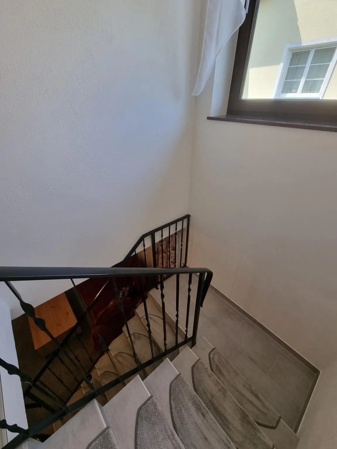 LIEBEVOLLER BUNGALOW MIT GEPFLEGTEM GARTEN IN TRAUMHAFTER RUHELAGE