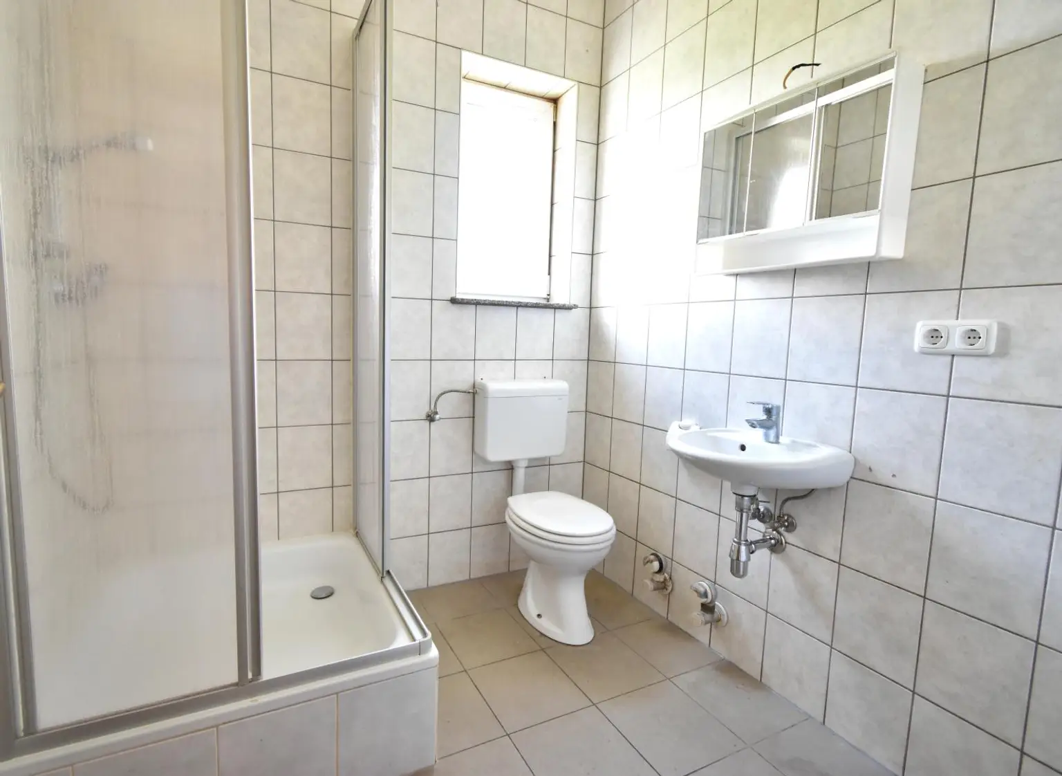 Sonnige 2-Zimmer-Wohnung mit Küche in zentraler Lage! Nähe BMW, SKF!!