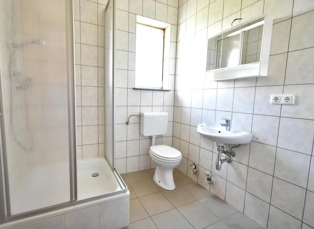 Sonnige 2-Zimmer-Wohnung mit Küche in zentraler Lage! Nähe BMW, SKF!!