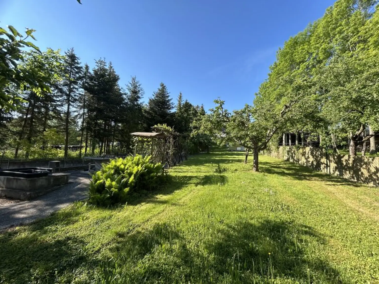 +++Charmantes Mehrfamilienhaus mit weitläufigem Naturgarten und vielseitigen Nutzungsmöglichkeiten!+++