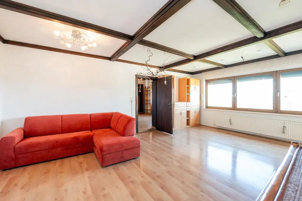 Einfamilienhaus mit Einliegerwohnung, Garage, Carports und Ausblick!