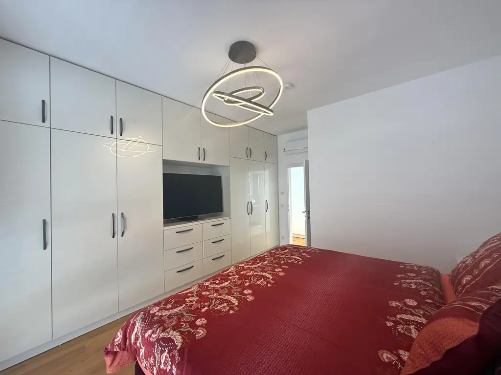 Luxus Penthouse mit Outdoor-Jacuzzi wird komplett möbliert vermietet // Luxury penthouse with outdoor Jacuzzi available for rent, fully furnished //