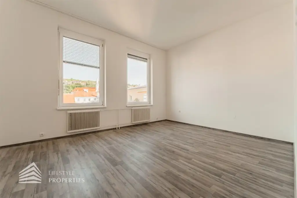 Helle 1-Zimmer Wohnung mit Terrasse in Krems an der Donau, Nähe Göglhaus