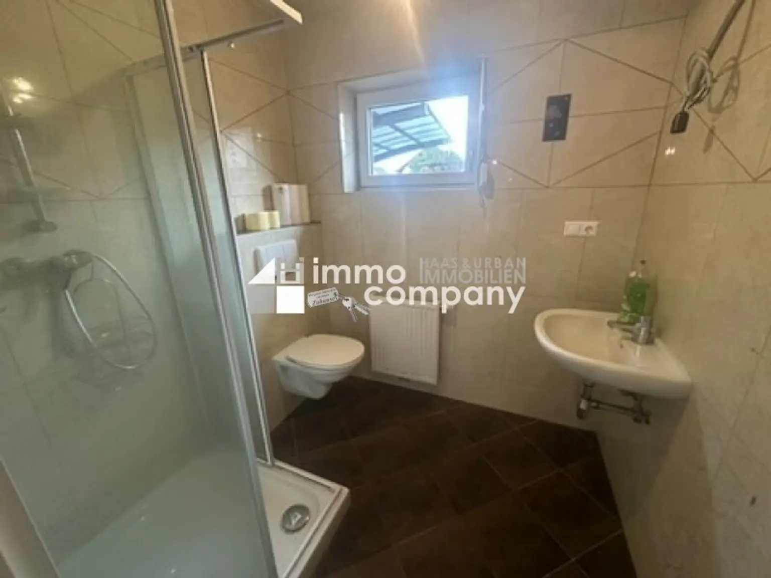 Wohlfühloase in 1220 Wien: Gepflegtes Einfamilienhaus mit Pool, Balkon, Terrasse & Carport!