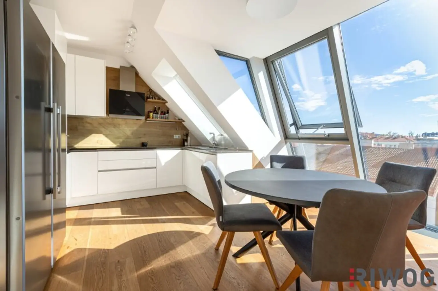 Ein unvergleichbarer Ausblick | 4-Zimmer Dachgeschoßwohnung mit hochwertiger Einbauküche | Parkplatz optional