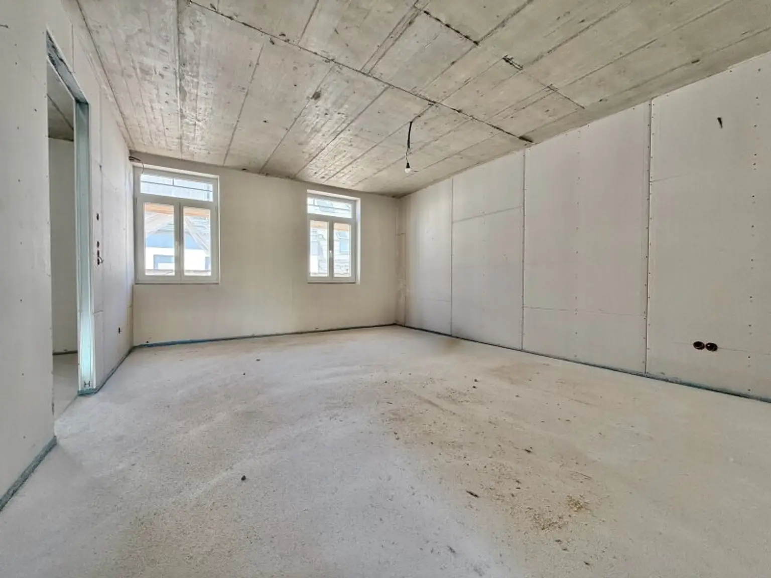 Erstbezug nach Kernsanierung I Fußbodenheizung I südseitiger Balkon I Luftwärmepumpe inkl. Kühlung I 3fach Verglasung mit Außenjalousien I Schlüsselfertig