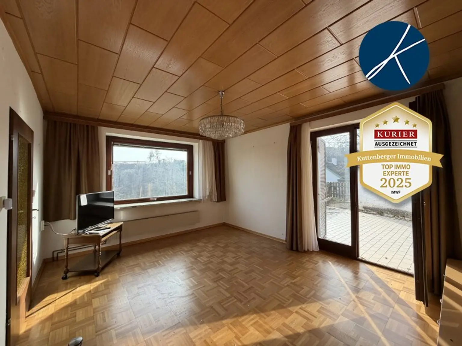 Wohnzimmer mit Panoramafenster und Terrasse