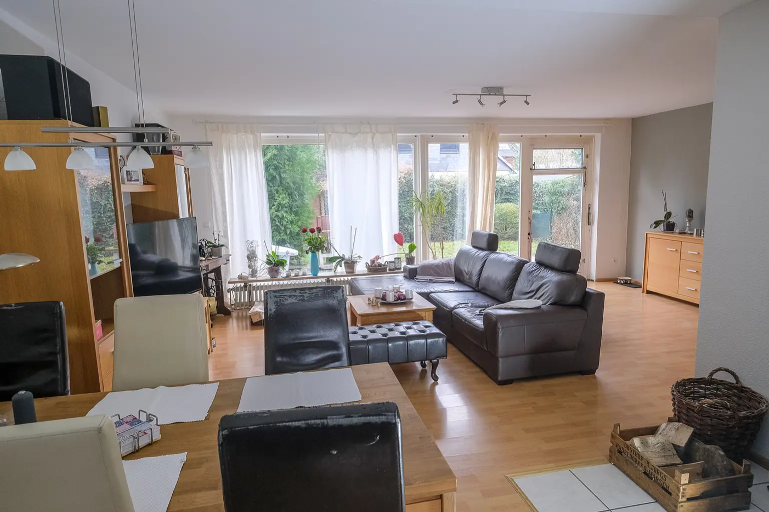 Wohn- Essbereich Blick Richtung Garten