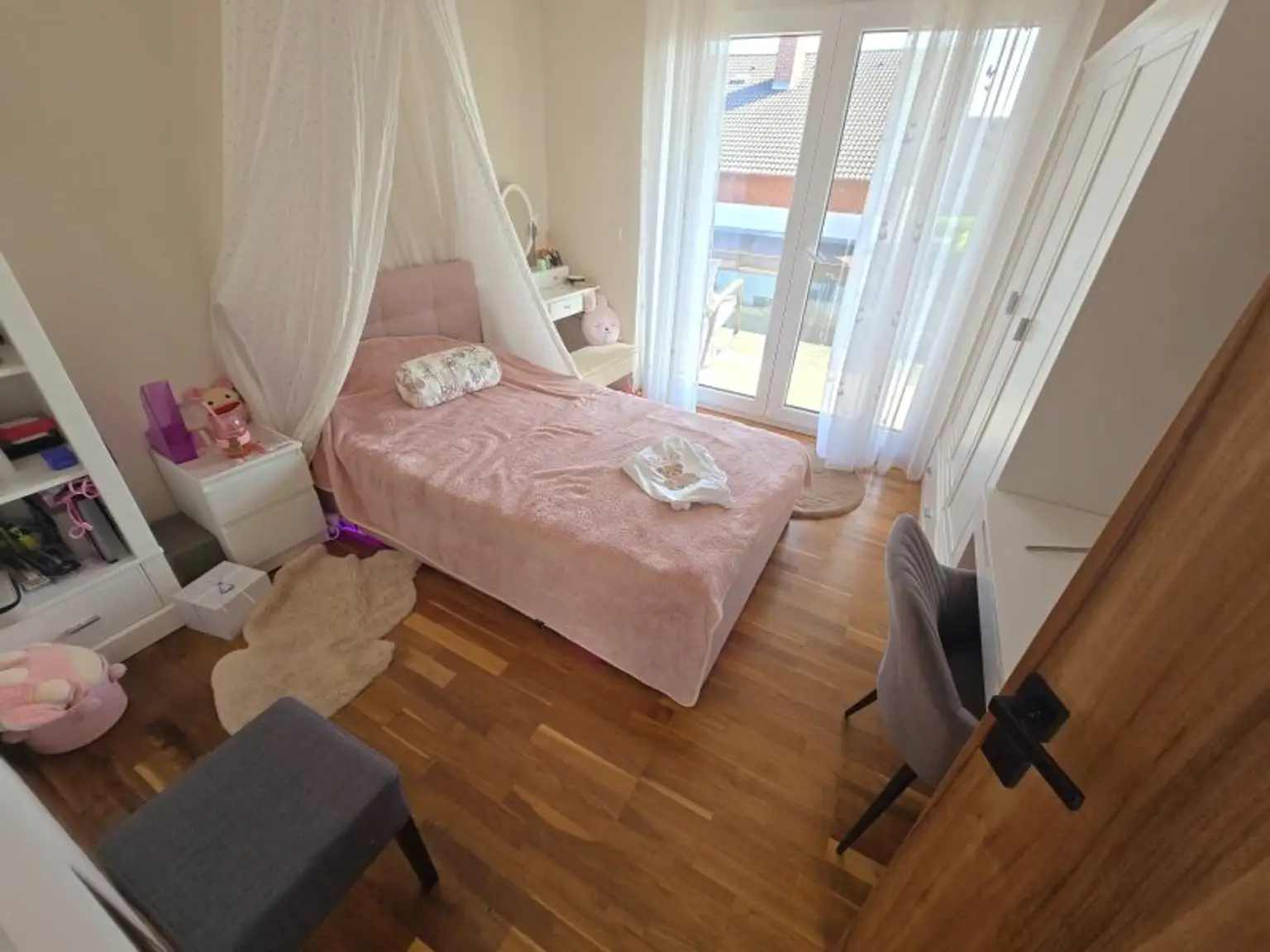 Traumhaft LUXURIÖS AUSGESSTATTETES SMART EFH in Leopoldsdorf: Wfl. 196m², 6 Zimmer, Balkon & Terrasse! + PHOTOVOLTAIK ANLAGE mit STROMSPEICHER + beheizter POOL  + GARAGE + GRILLPLATZ +