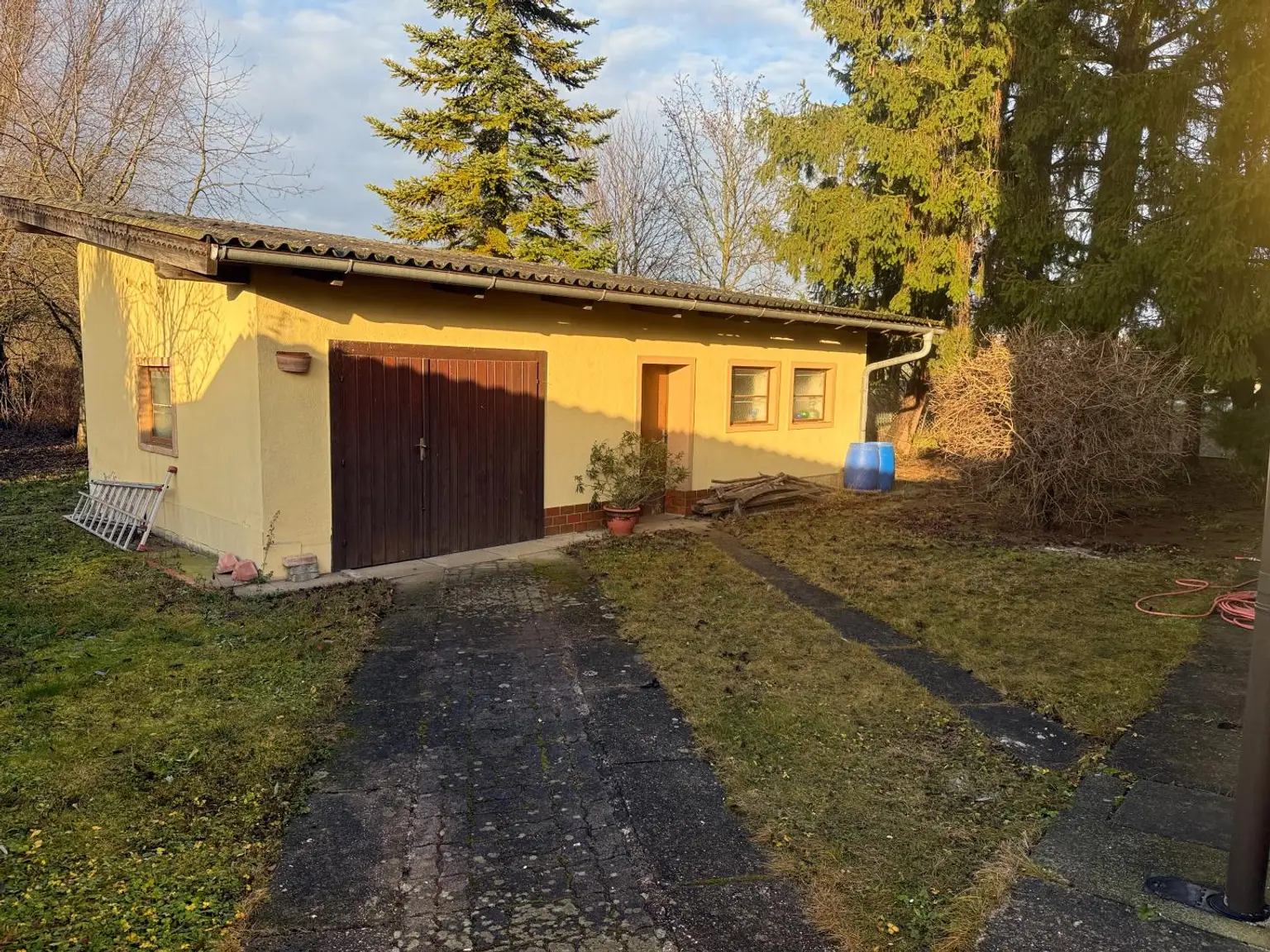 Nebengebäude mit KFZ Stellplatz / Lager