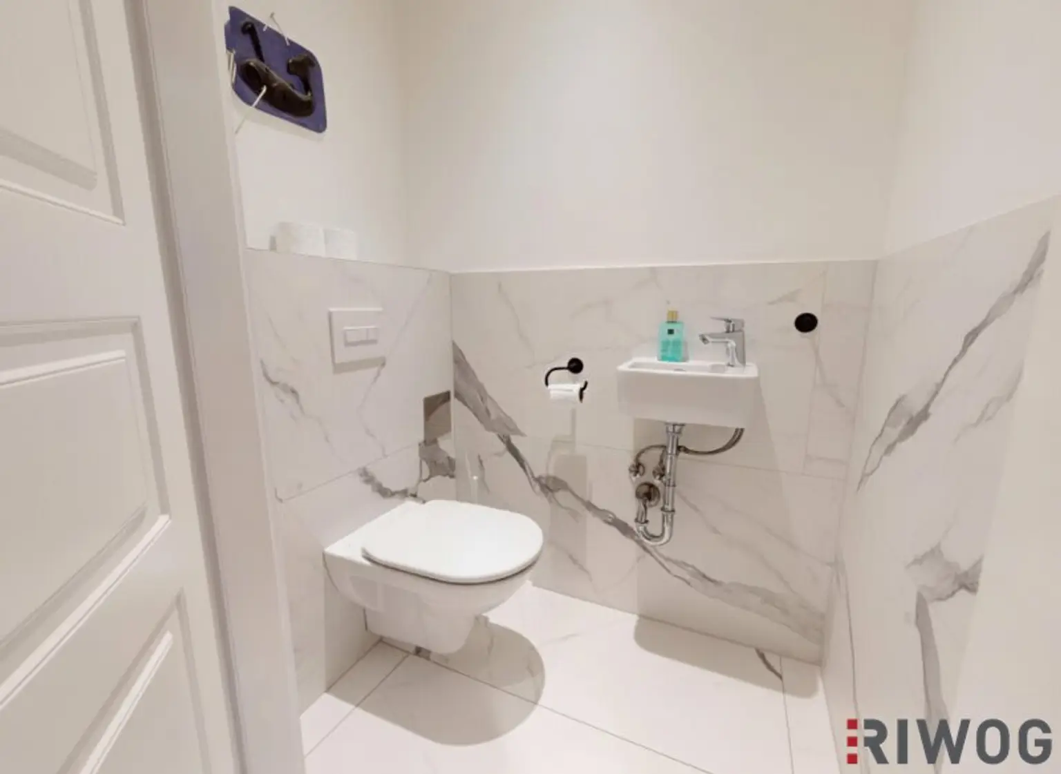 Wohnung mit touristischer Widmung nahe Schloss Schönbrunn | Prunkvolles 3-Zimmer Altbauapartment mit Loggia I 360° Rundgang