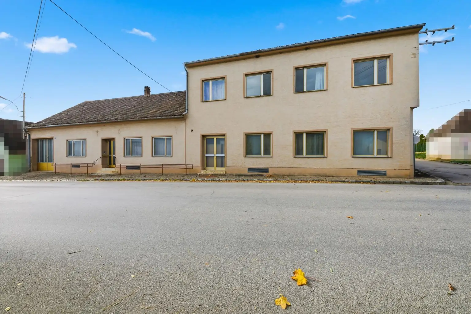 Vielseitige Gewerbe- und Wohnliegenschaft: diverse Hallenflächen, Wohngebäude und ein großzügiges Grundstück!