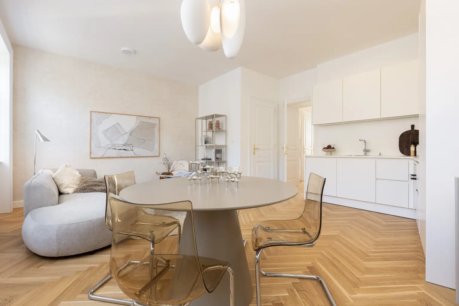 Innenarchitektonisch gestaltete 2-Zimmer-Musterwohnung mit Wohnküche und Terrasse