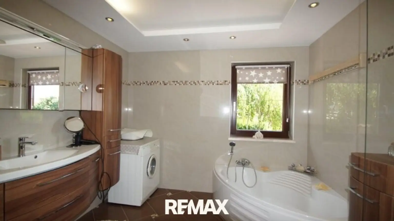 8 Badezimmer mit Eckbadewanne EFH 2000