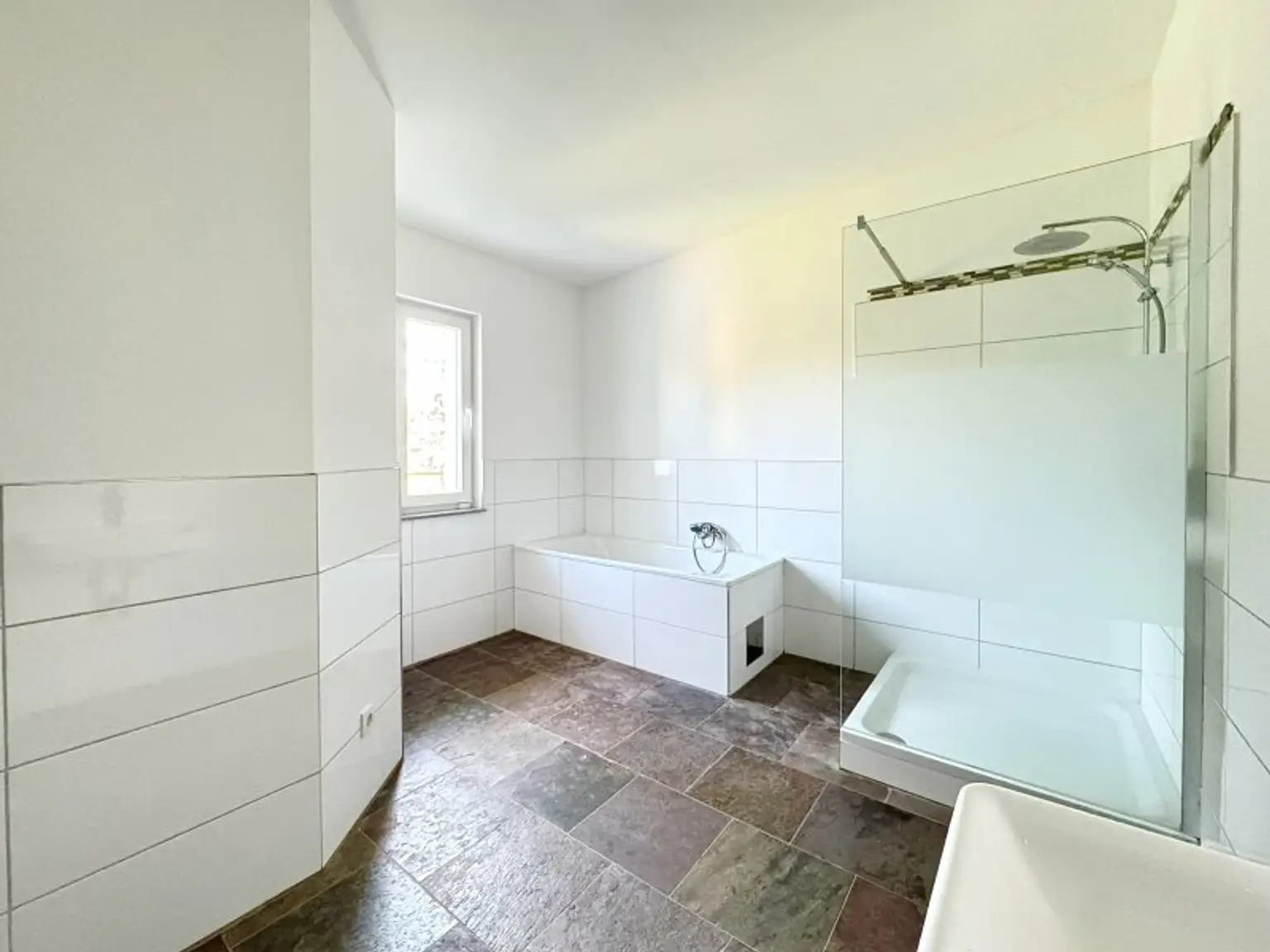 Grüne Ruheoase mit toller Infrastruktur I großzügiger Garten + Balkon I geräumige Zimmer I 2 Bäder I Alarmanlage I