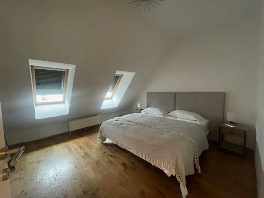 Möblierte Dachgeschoss Maisonette, 5 Zimmer, +3 (4) Schlafzimmer, 2 Bäder, Terrasse, offener Kamin - sehr attraktive Wohnung | furnished 4 BR apartment with 3 bathroom and terrace