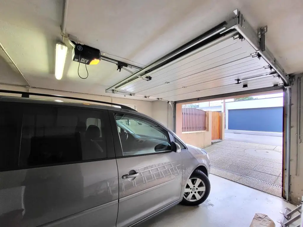 GUT GELEGENES HAUS MIT PFLEGELEICHTEM GARTEN IN BRUNN AM GEBIRGE