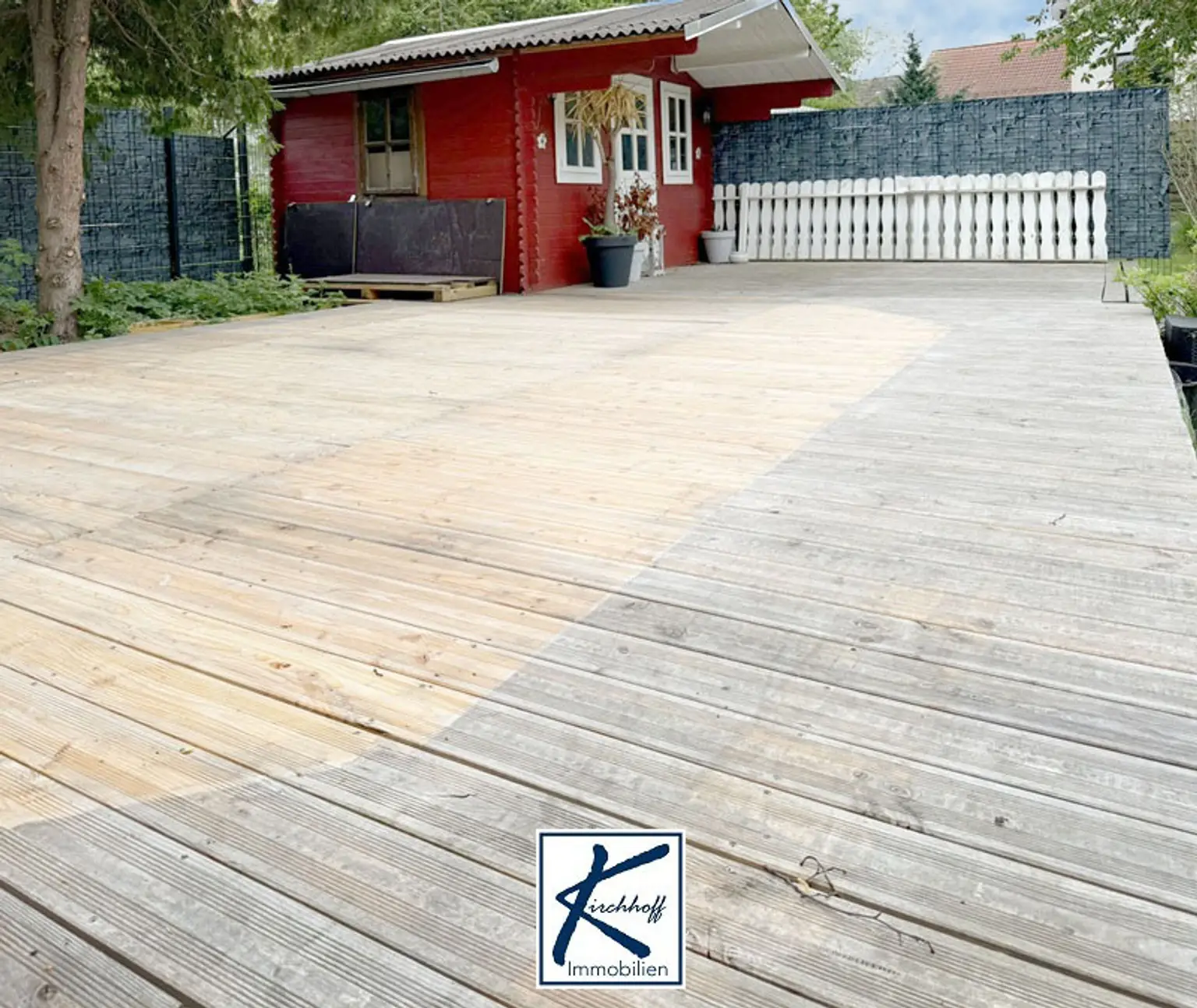 Gartenhaus und Holzterrasse
