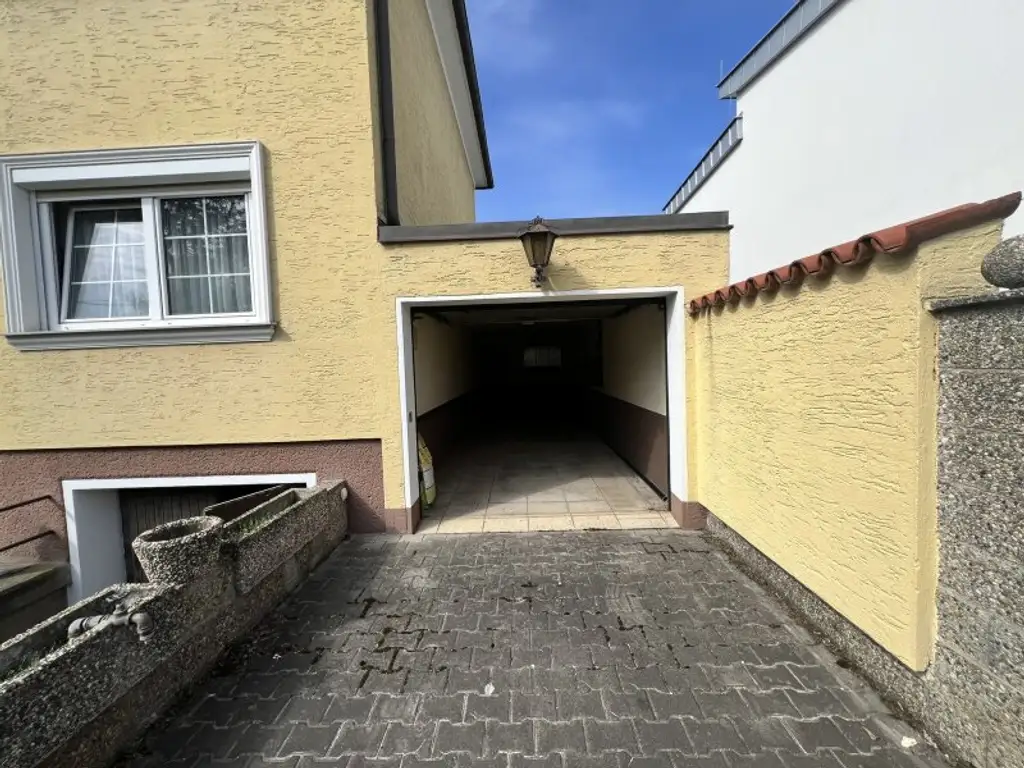 Gut geschnittenes, helles Einfamilienhaus in ruhiger Wohnlage mit Garten