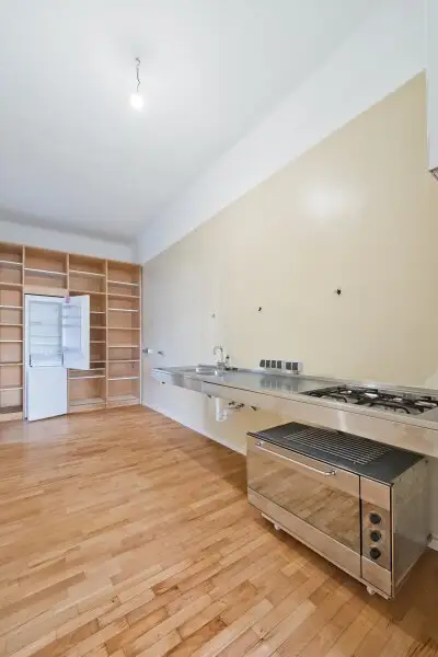 Studio und hippes Wohnen auf 93m² - sonnendurchflutete hohe Räume im Altbau!