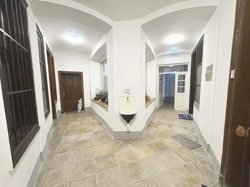 Teilsanierte 3 Zimmer Wohnung in Top Lage - 
Nahe altes AKH und Rathaus