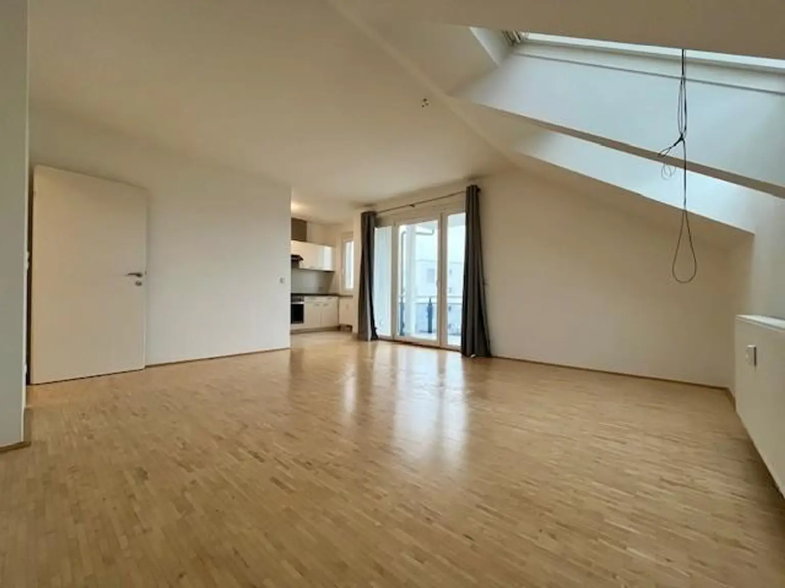 Schöne 2-Zimmer-Dachgeschoss-Wohnung mit Balkon und Parkplatz