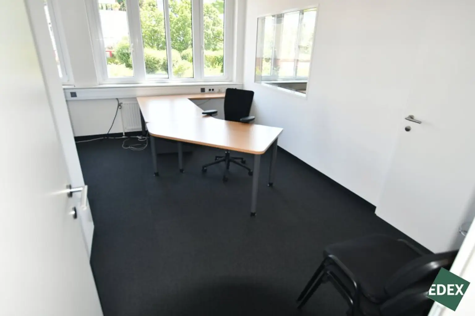 Bürofläche mit Lager und 20 Stellplätzen