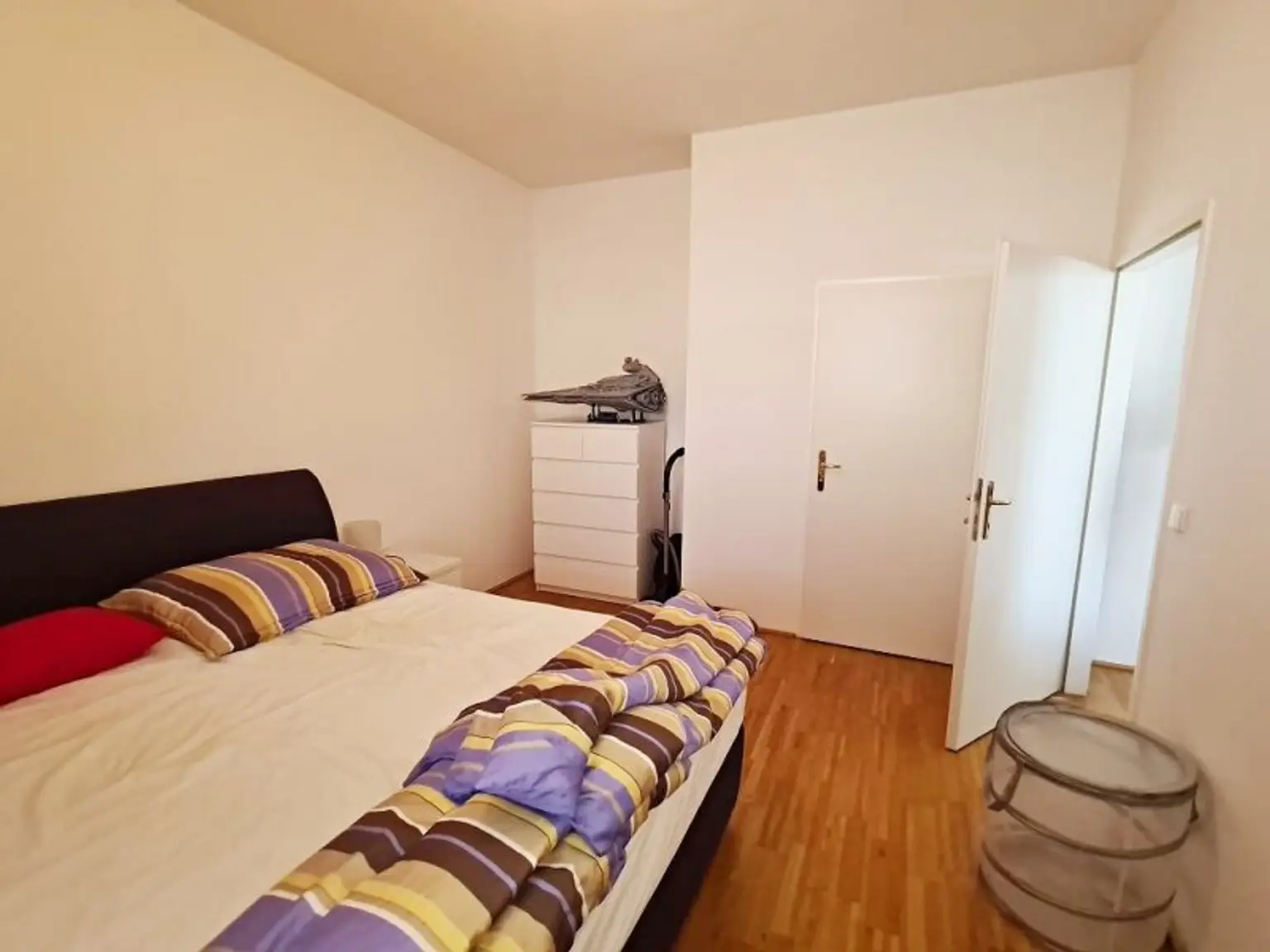 TERRASSENHIT, U1-NÄHE, 84 m2 Dachgeschoß mit 30 m2 Terrasse, 2 Zimmer, Wohnküche, 2 Bäder, Parketten, Viktorgasse