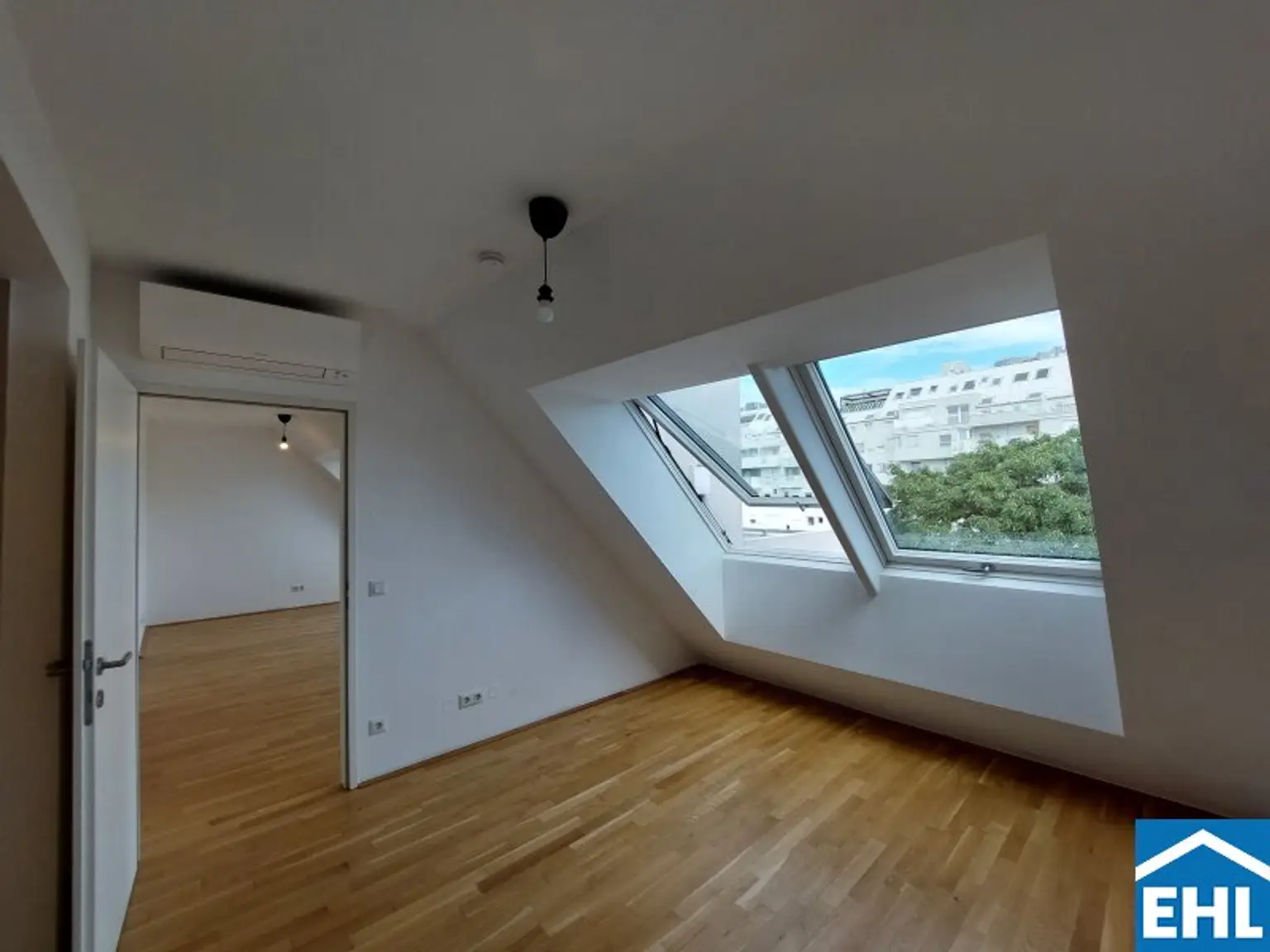 Traumhafte 2-Zimmer-Dachgeschosswohnung in direkter U-Bahn-Nähe
