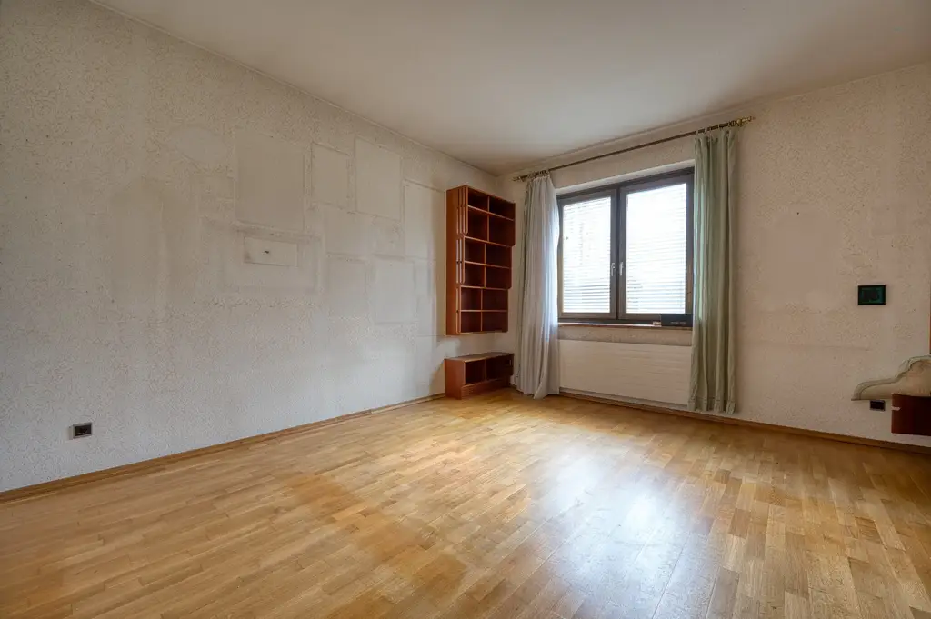 Sie brauchen viel Platz? Wir haben die Lösung. Sanierungsbedürftiges Architektenhaus in bester Lage.