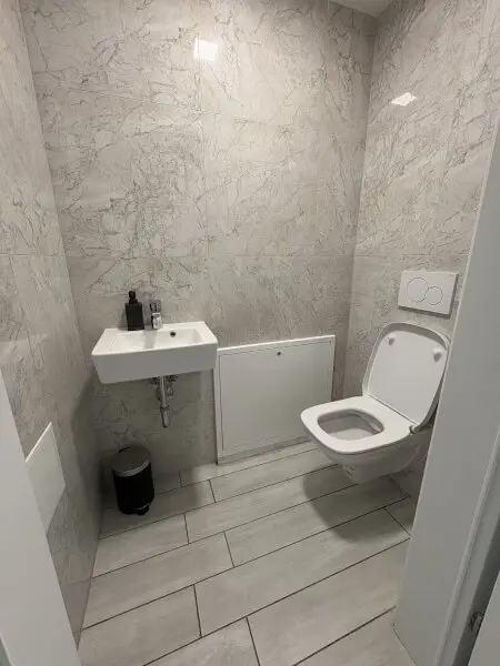 Helle 2-Zimmer-Wohnung mit großem Wintergarten (Heizkosten inkl.)