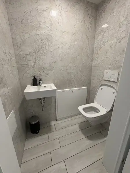 Helle 2-Zimmer-Wohnung mit großem Wintergarten (Heizkosten inkl.)