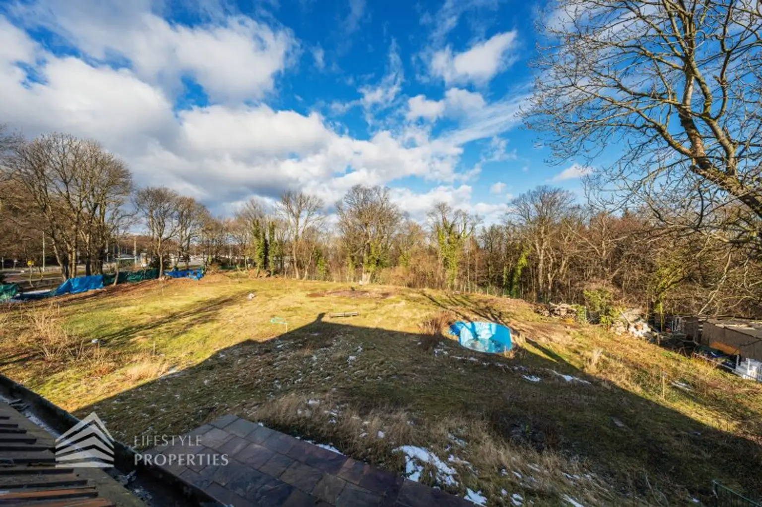 Exklusives Baugrundstück in einzigartiger Lage mit Einreichplanung!