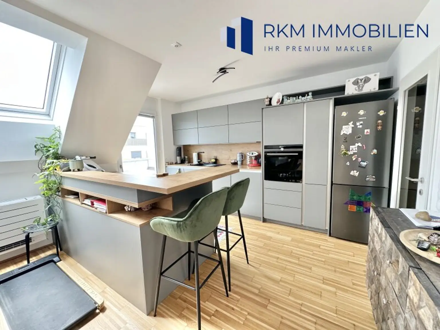 Neuwertige Dachgeschoßwohnung mit Balkon in 1130 Wien – Ihr neues Zuhause!
