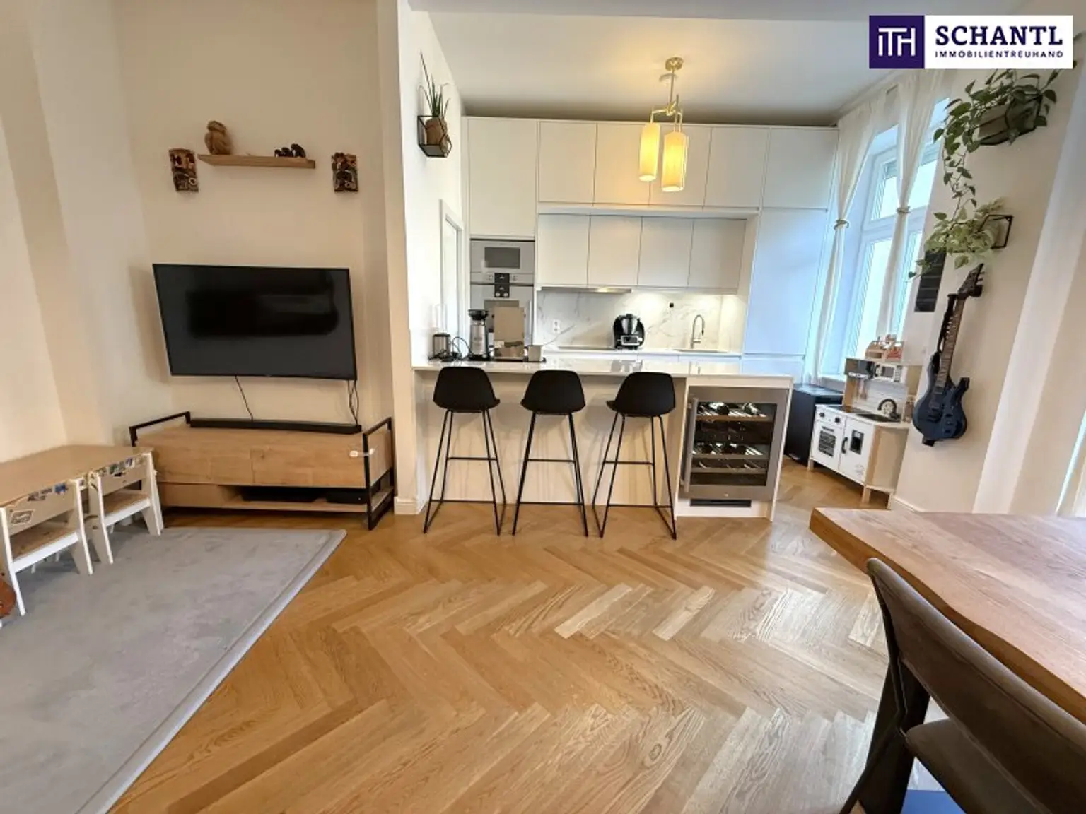 Zeitlose Eleganz trifft modernen Wohnkomfort – stilvoll sanierte 3,5-Zimmer-Altbauwohnung mit Designküche, zwei Außenflächen & Toplage nahe dem Türkenschanzpark