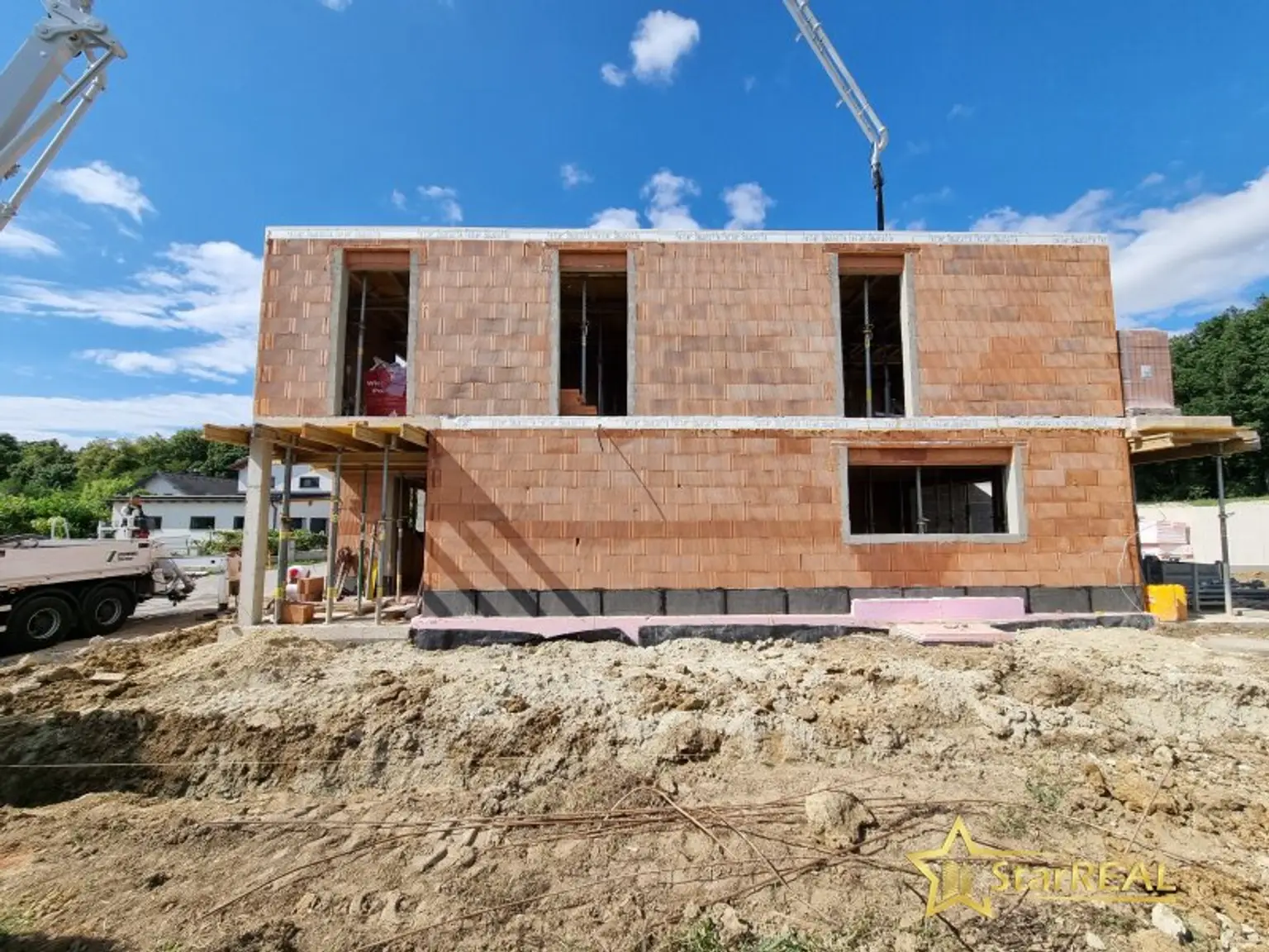LETZTES HAUS VERFÜGBAR! IDEAL FÜR FAMILIEN! 5-ZIMMER-ZIEGELHAUS MIT UNVERBAUBAREN AUSBLICK. MIT KELLER, BALKON, TERRASSE, CARPORT UND GROSSEM GARTEN.