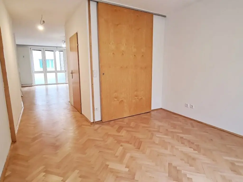 BUCHENGASSE, U1-NÄHE, 57 m2 Neubau mit 10 m2 Terrasse, 2 Zimmer, Komplettküche, Wannenbad, Parketten, 1. Liftstock