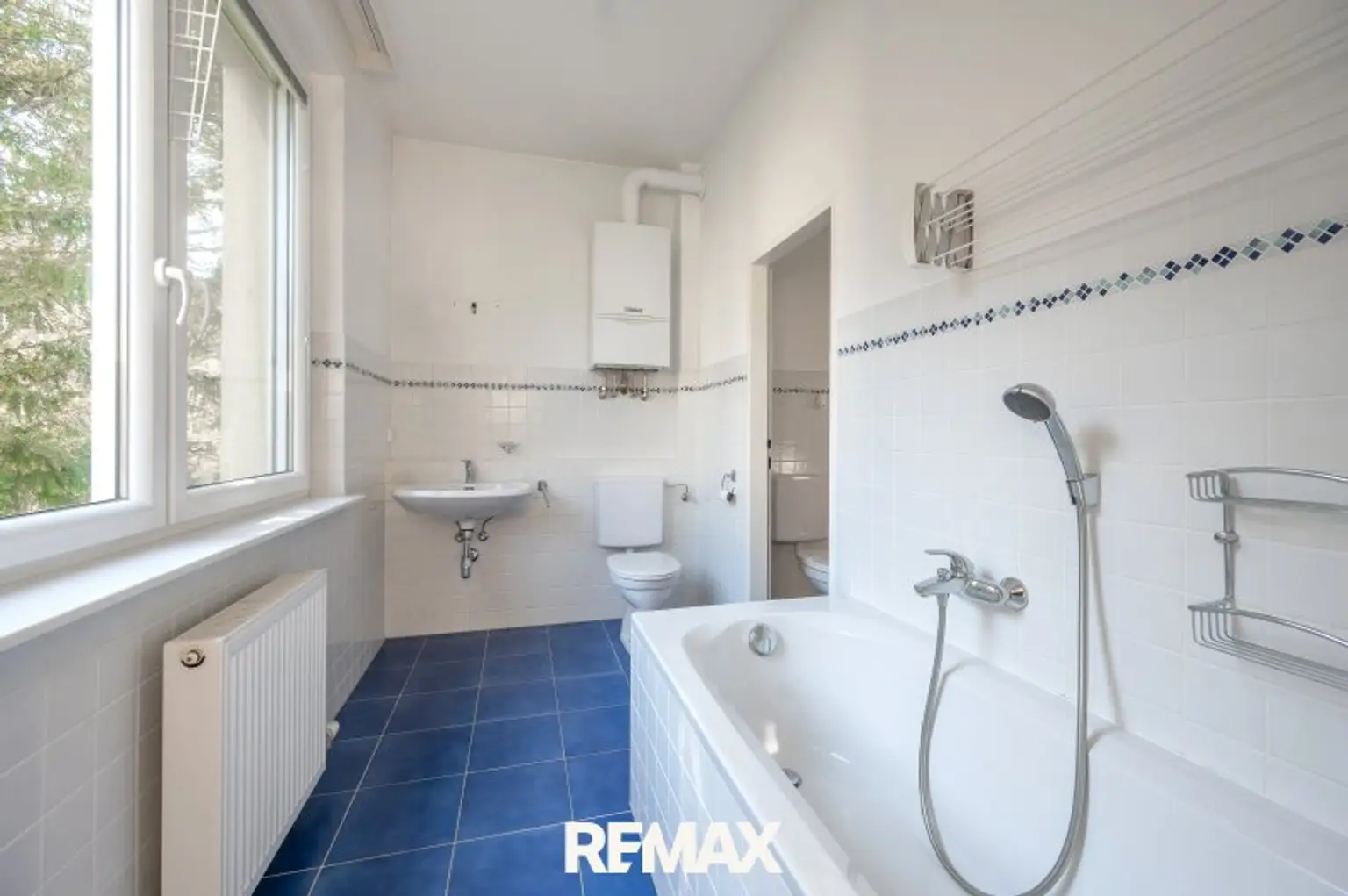 Badezimmer mit Badewanne und Fenster