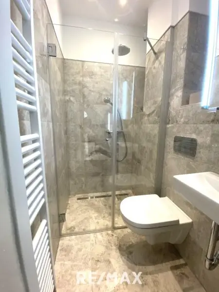 Erstbezug nach Sanierung - Altbau-Flair in AKH/U6-Nähe!