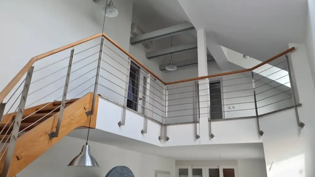 Sehr ruhige Siedlungslage - Riesige (teilbare)  Etagenwohnung mit 2 Balkonen, Garage, Sauna in einem sehr gepflegten Haus