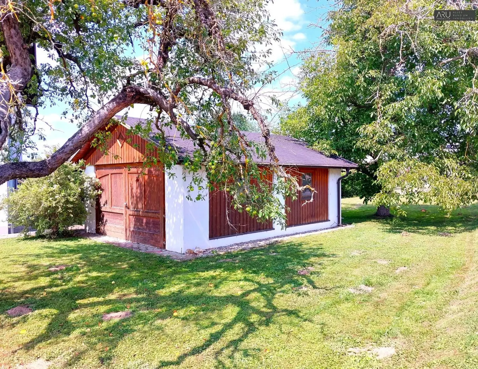 **Großzügiges Ein - Mehrfamilienhaus mit vielen Möglichkeiten in Burgau**