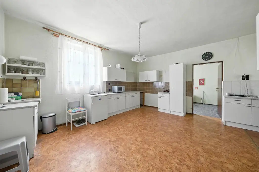 Renovierungsbedürftige Liegenschaft mit zwei Wohneinheiten, Nebengebäuden & Garage!