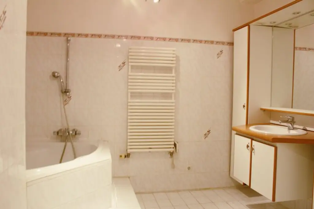 U4 U-Bahnstation I Oase der Ruhe im urbanen Umfeld I Lichtdurchflutete Wohnung mit Balkon in Innenhoflage und Grünblick