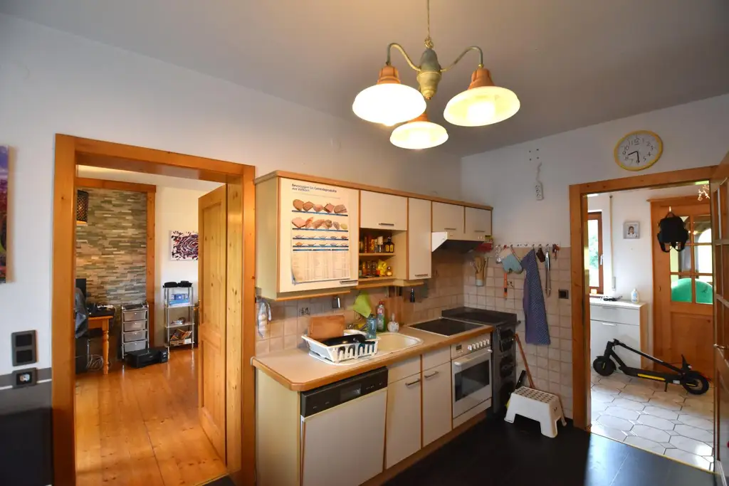 Großzügiges Wohnhaus mit zwei Wohneinheiten