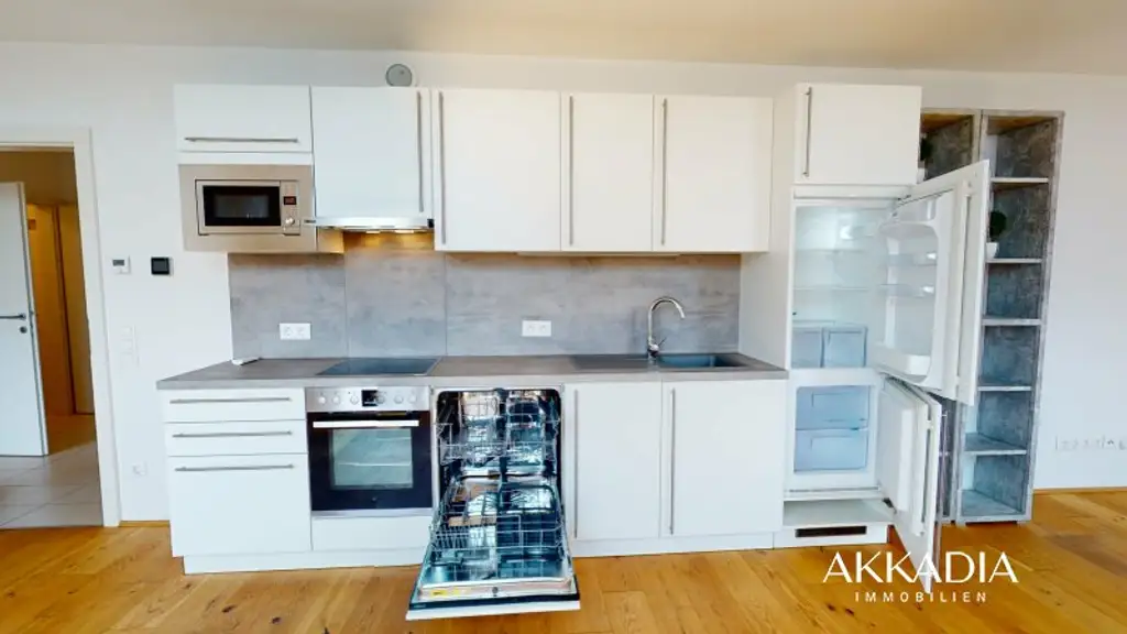 Moderne Dachgeschosswohnung, klimatisiert und gut geschnitten